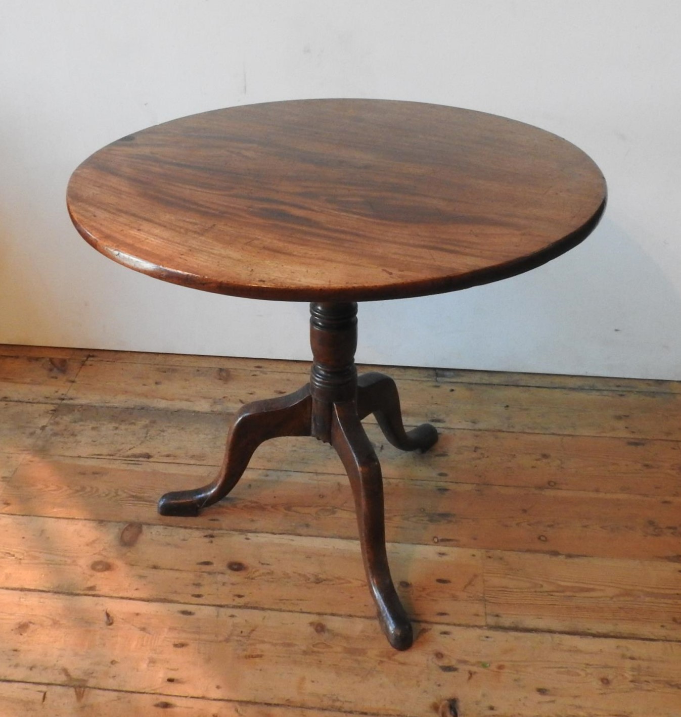 A VICTORIAN MAHOGANY TILT-TOP TRIPOD TABLE - Image 2 of 2