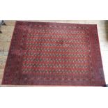 A WOOLLEN ROYAL KASHAN MACHINE WOVEN DEEP BORDER PATTERN CARPET, 366 X 274 cm