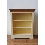 A CONTEMPORARY CREAM PAINTED ADJUSTABLE HARDWOOD BOOKCASE, 109 x 89 x 13 cm