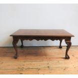 A 20TH CENTURY CLAW FOOT BURR WALNUT EFFECT COFFEE TABLE, 47 x 56 x 107 cm