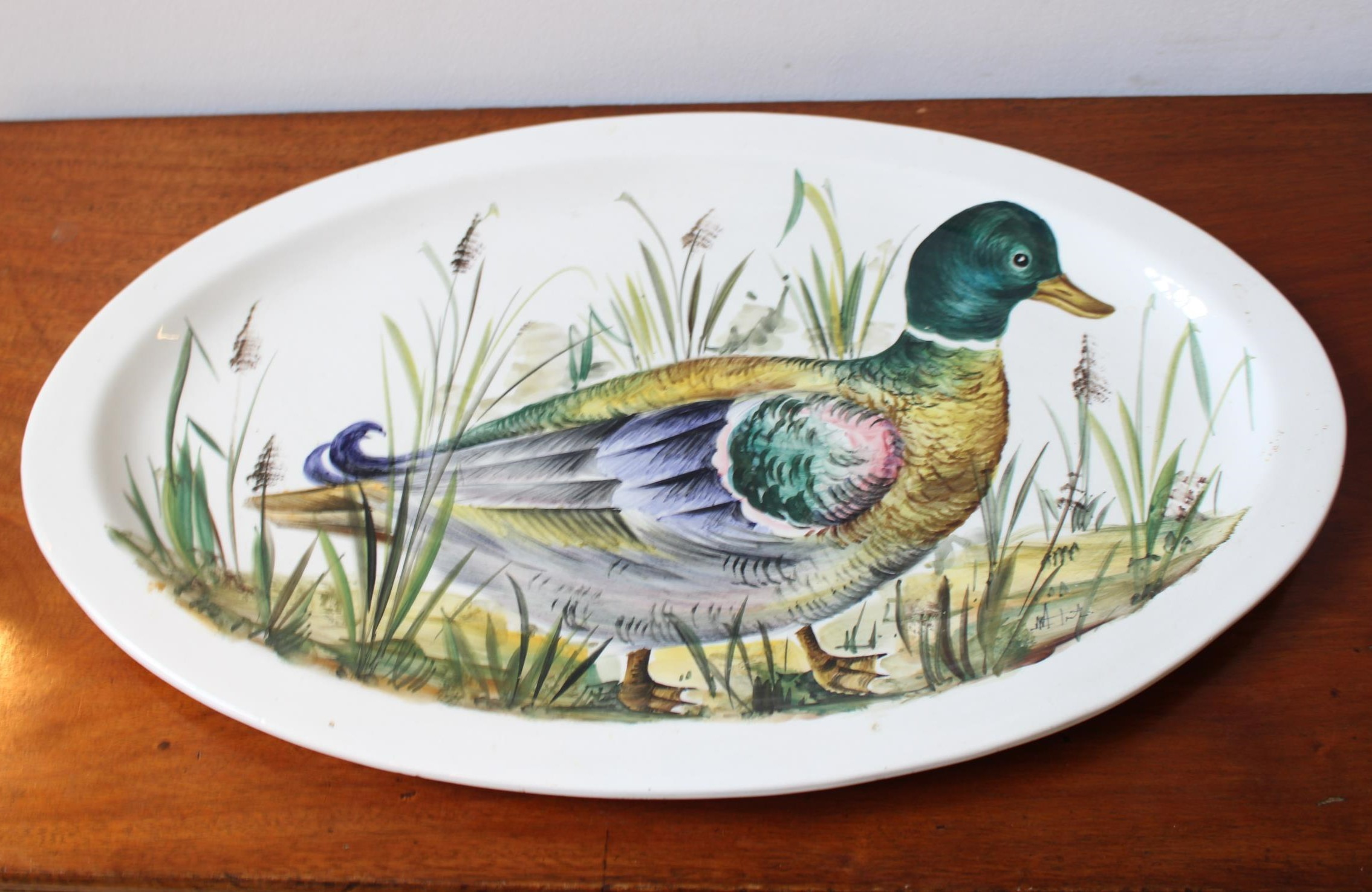 AN ITALIAN HAND PAINTED OVAL PLATTER DECORATED WITH PICTURE OF MALLARD DUCK IN REEDS,