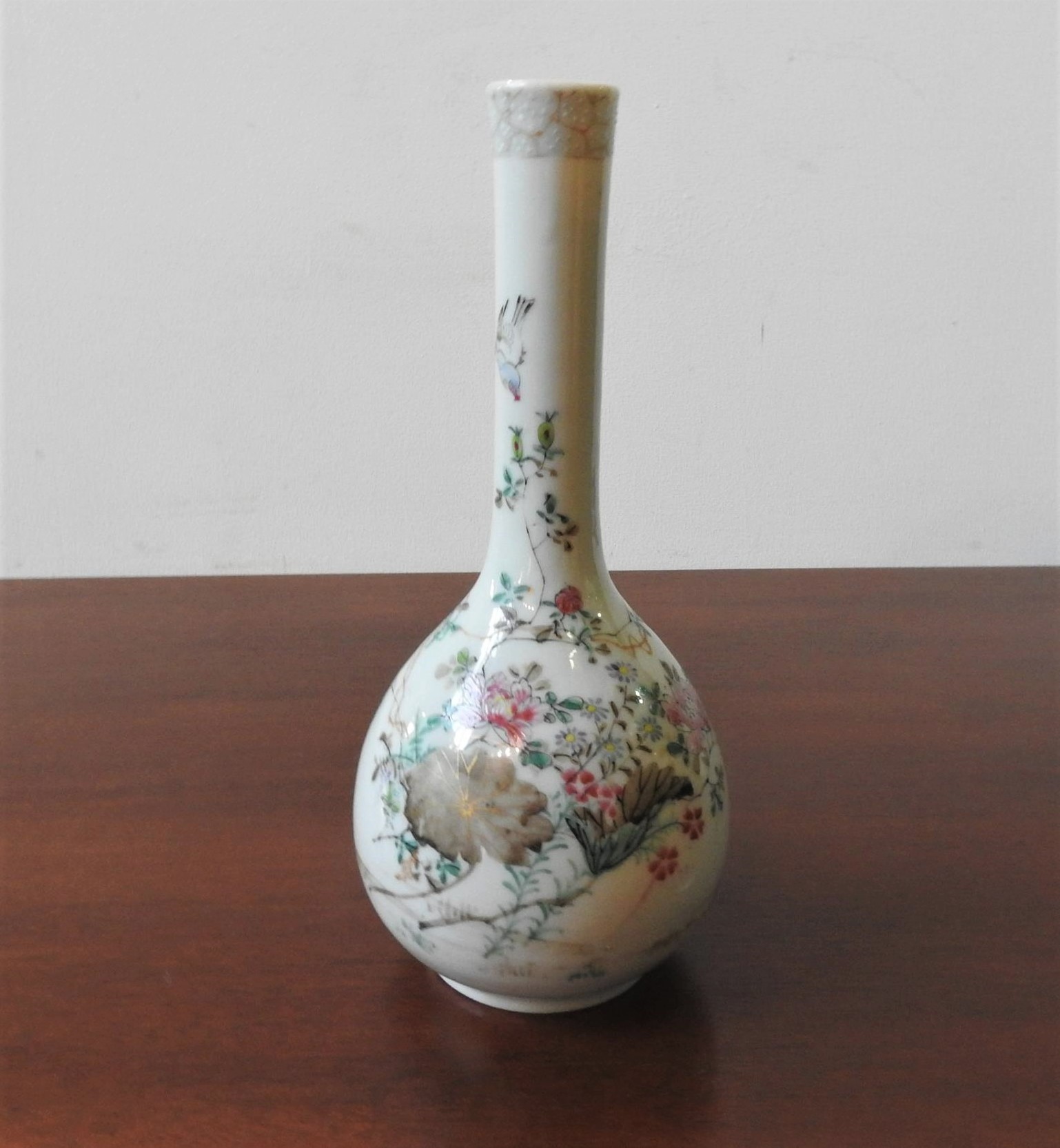 A FAMILLE ROSE BOTTLE VASE, 25 cm high - Image 4 of 5