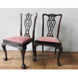 A SET OF FOUR MAHOGANY CLAW FOOT DINING CHAIRS, with carved fretwork splat backs, 99 x 46 x 58 cm