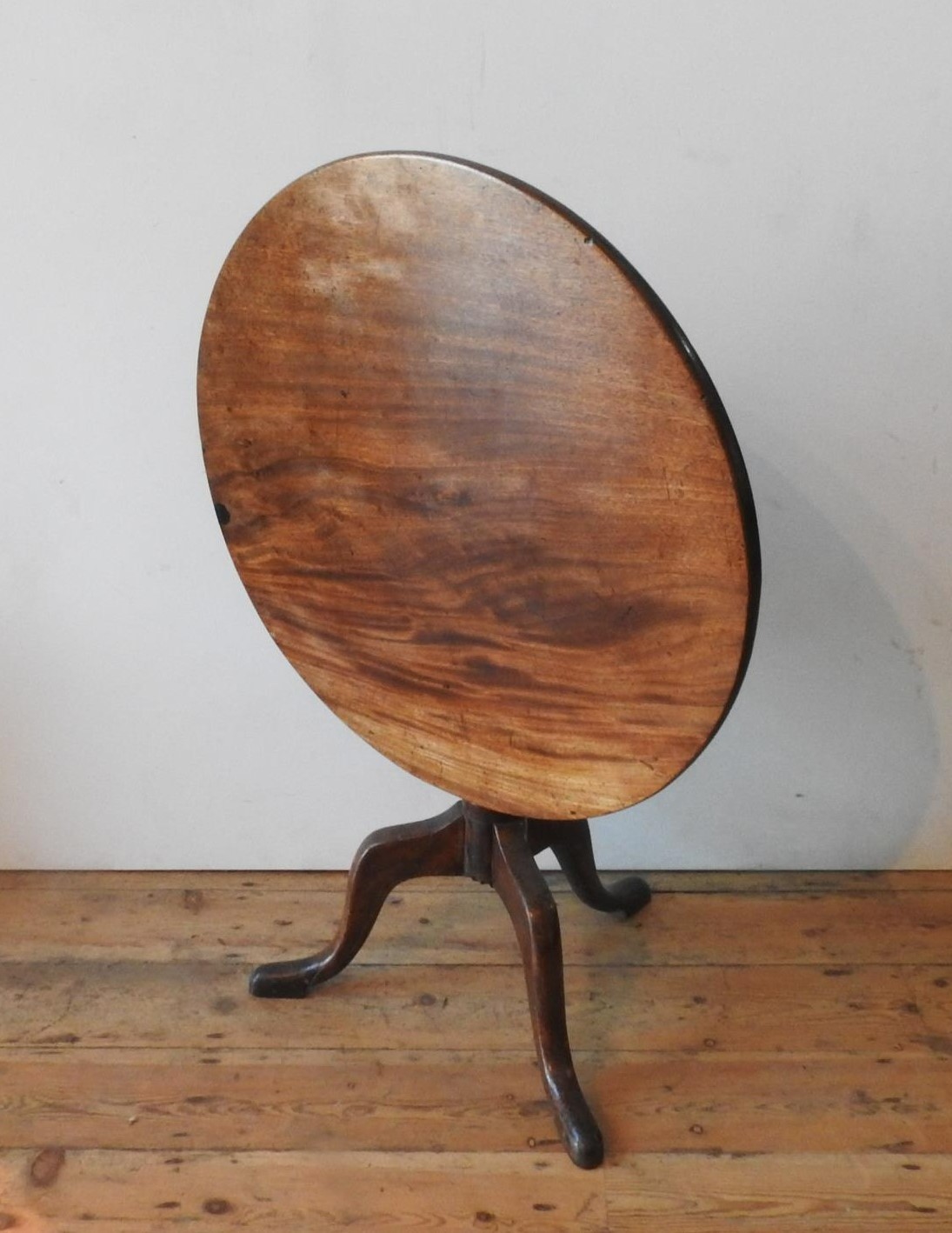 A VICTORIAN MAHOGANY TILT-TOP TRIPOD TABLE