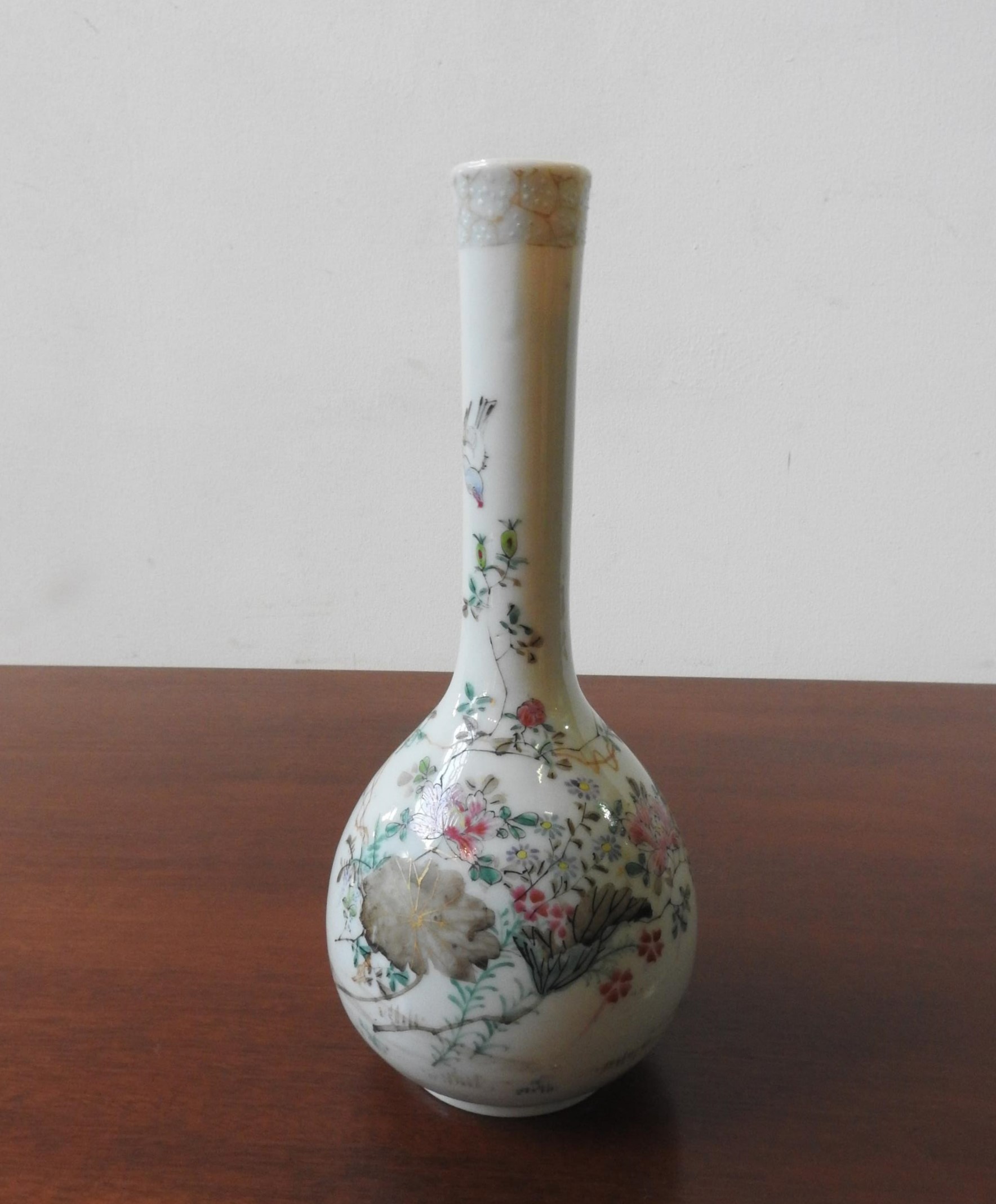 A FAMILLE ROSE BOTTLE VASE, 25 cm high - Image 2 of 5