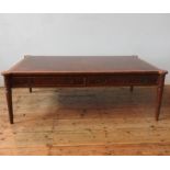 A 20TH CENTURY MAHOGANY CROSS BANDED COFFEE TABLE WITH FOUR DRAWERS, on fluted tapered legs, 46 x