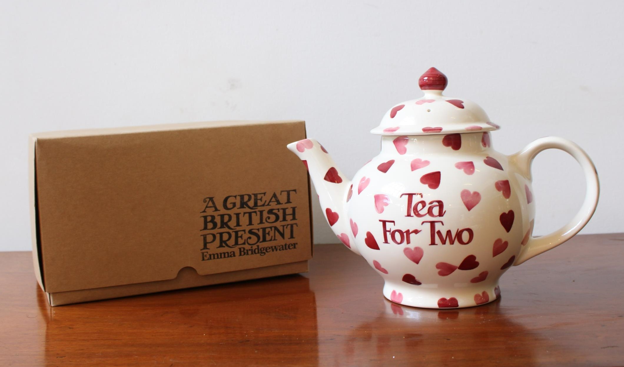 AN EMMA BRIDGEWATER HEART DECORATED 'TEA FOR TWO' TEAPOT IN ORIGINAL BOX, 20cm high - Image 2 of 5