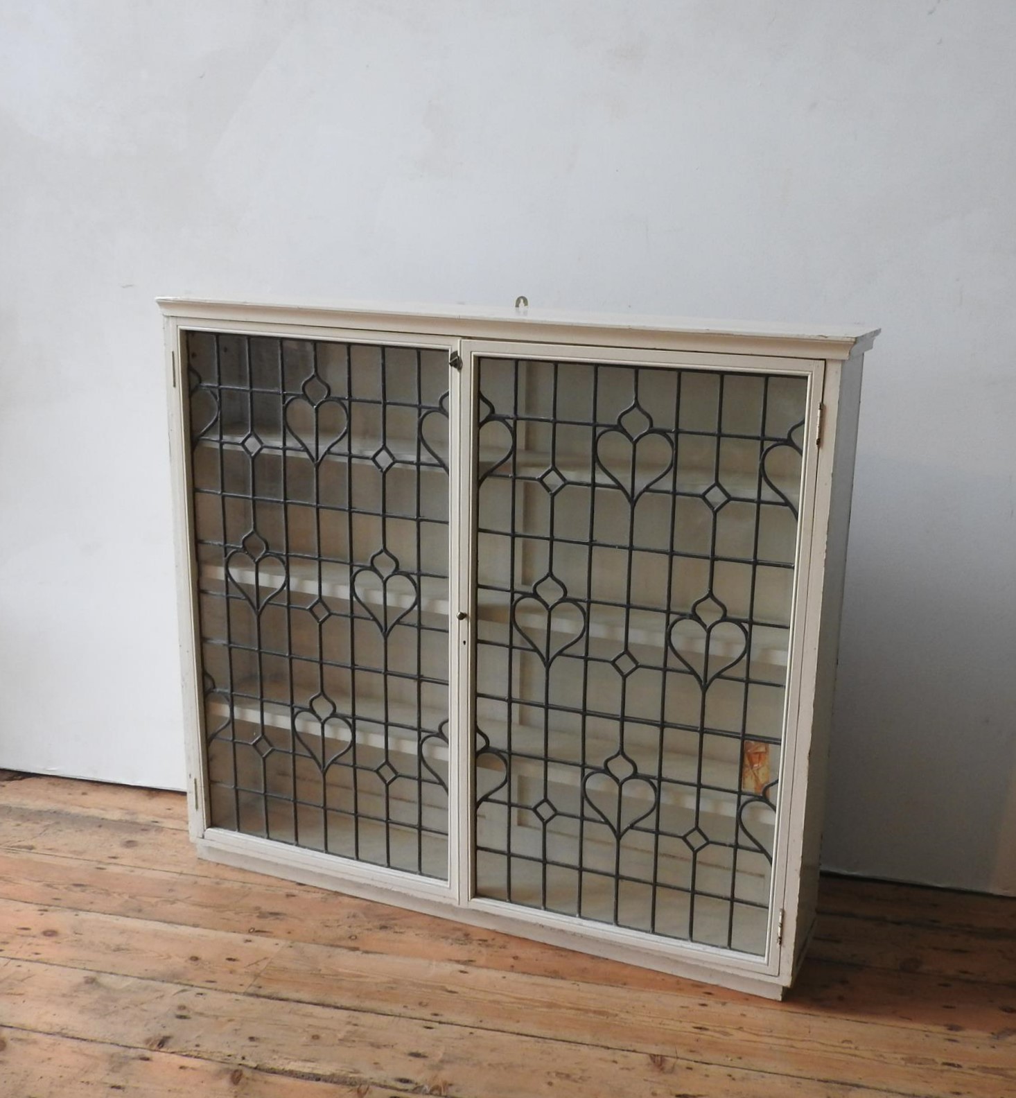 A CREAM PAINTED LEADED LIGHT TWO DOOR BOOKCASE, with three interior shelves, 113 x 126 x 24cm - Image 2 of 3