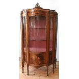 AN ORNATE 20TH CENTURY LOUIS XV STYLE WALNUT VENEER VETRINE CABINET, the serpentine fronted