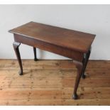 A GEORGE III MAHOGANY TEA TABLE, on Queen Anne legs, 70 x 94 x 44 cm