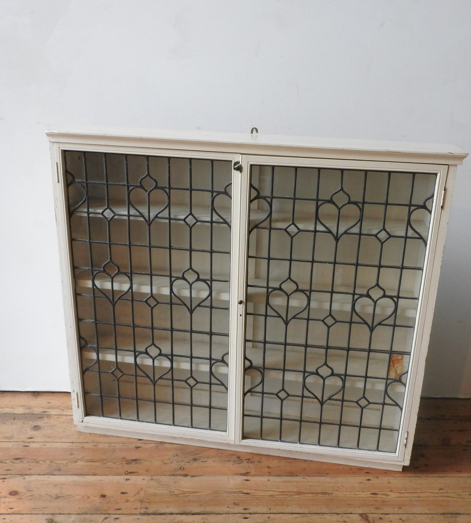 A CREAM PAINTED LEADED LIGHT TWO DOOR BOOKCASE, with three interior shelves, 113 x 126 x 24cm - Image 3 of 3