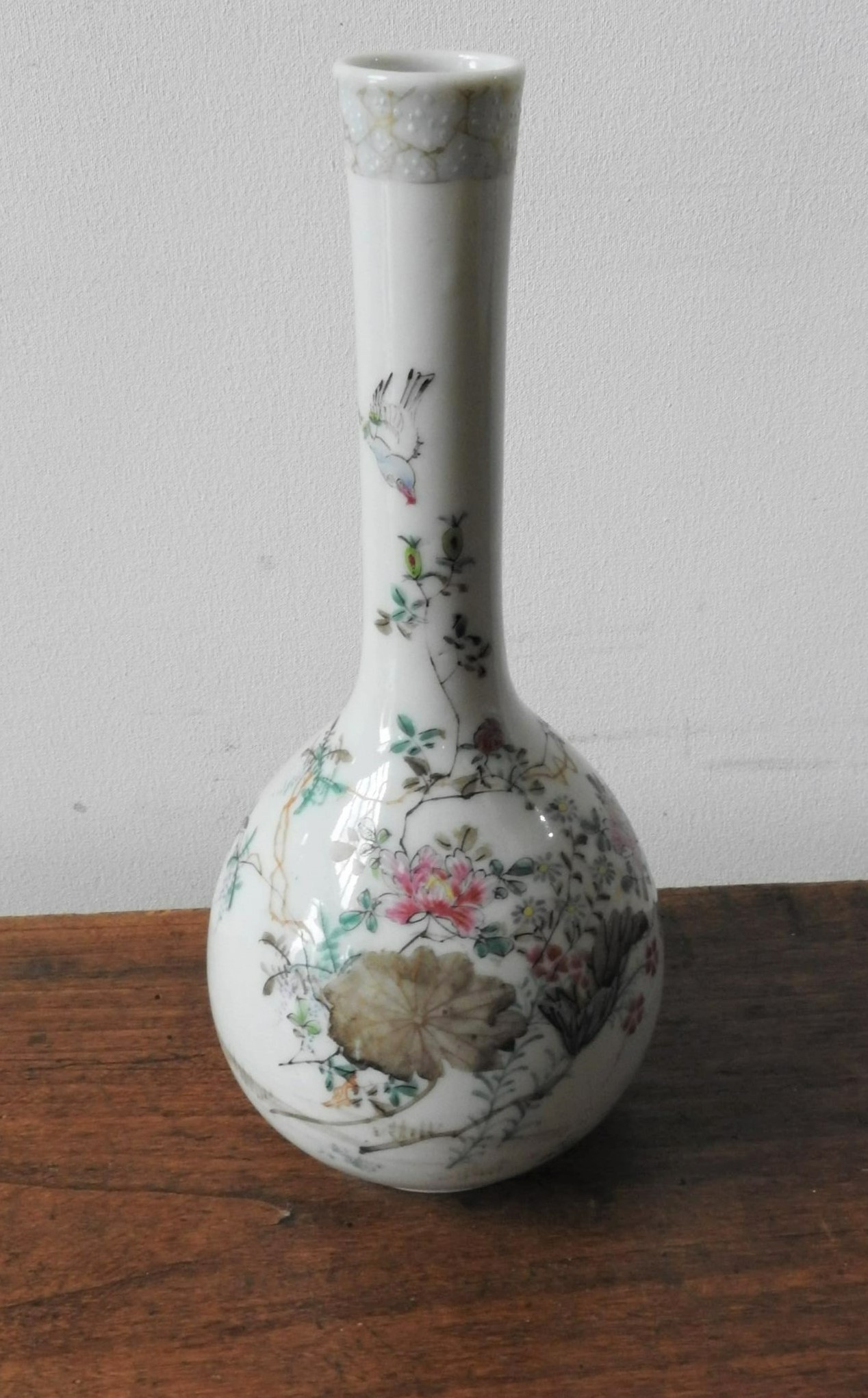 A FAMILLE ROSE BOTTLE VASE, 25 cm high