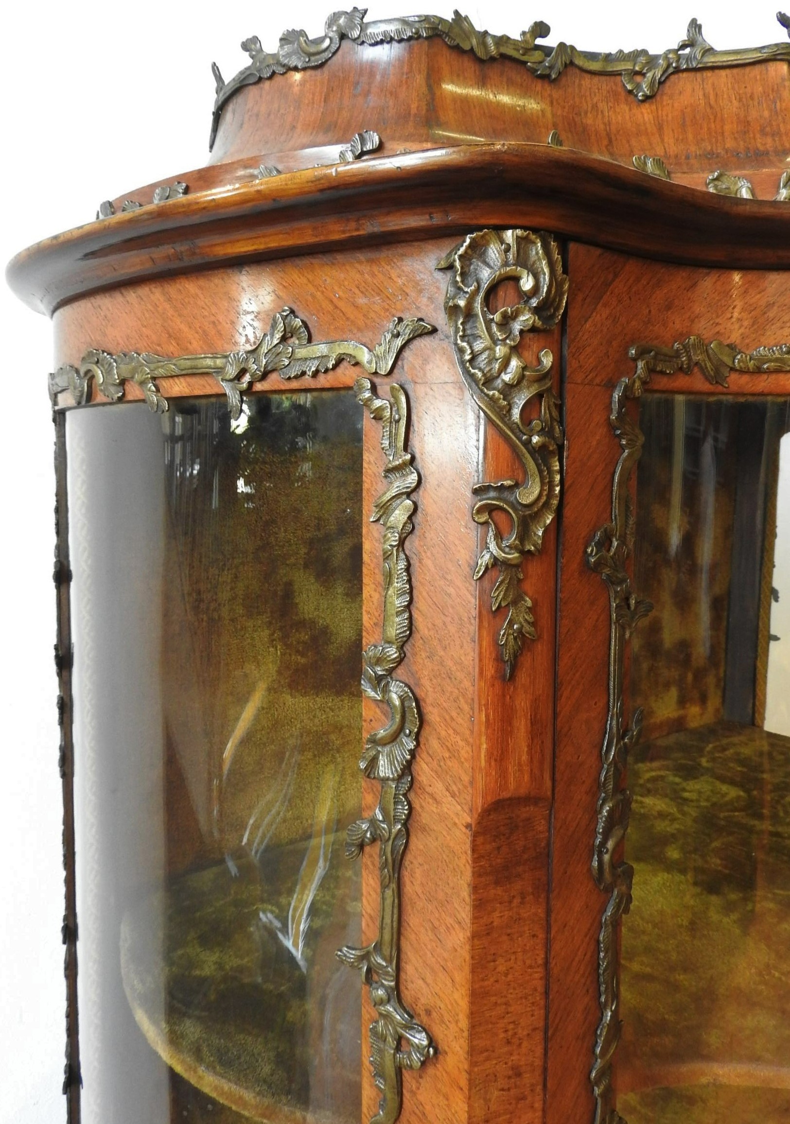 A 20TH CENTURY LOUIS XV STYLE WALNUT VENEER MARQUETRY INLAID VETRINE CABINET, with glazed serpentine - Image 2 of 4