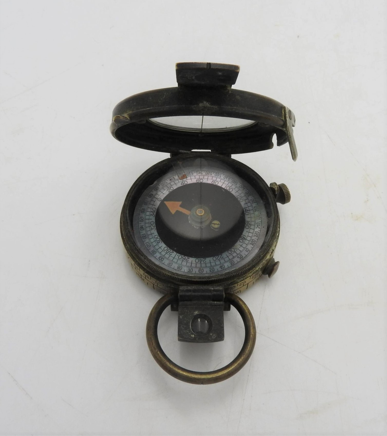 A BRASS FIRST WORLD WAR COMPASS, inscribed on the reverse F-L, No.121057, 1918, 5 cm dia - Image 3 of 3