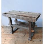 AN OAK TOP PEGGED WORK BENCH WITH SHELF BELOW, 88 x 57 x 124 cm