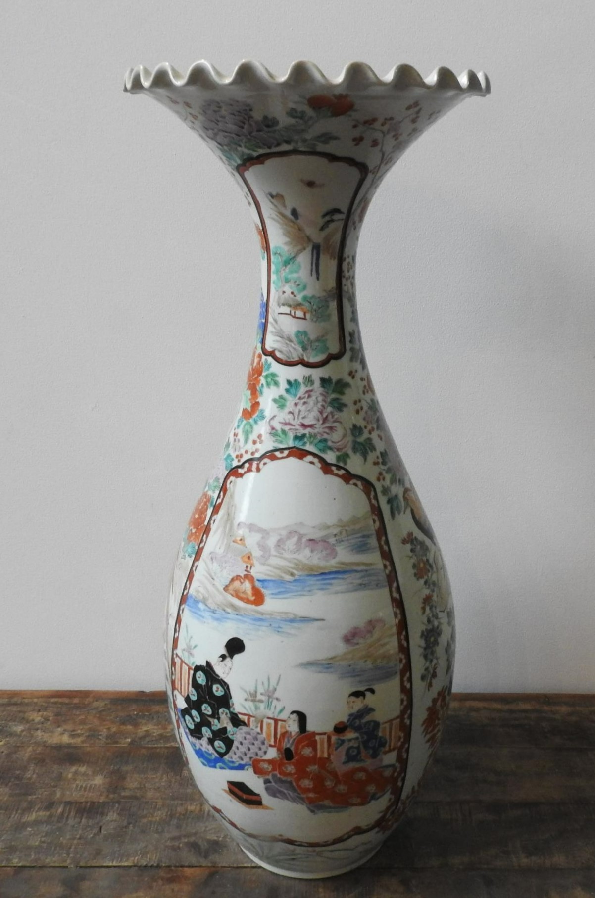 A LARGE 19TH CENTURY CHINESE PANEL DECORATED VASE WITH FLARED CRIMPED RIM, 71cm high