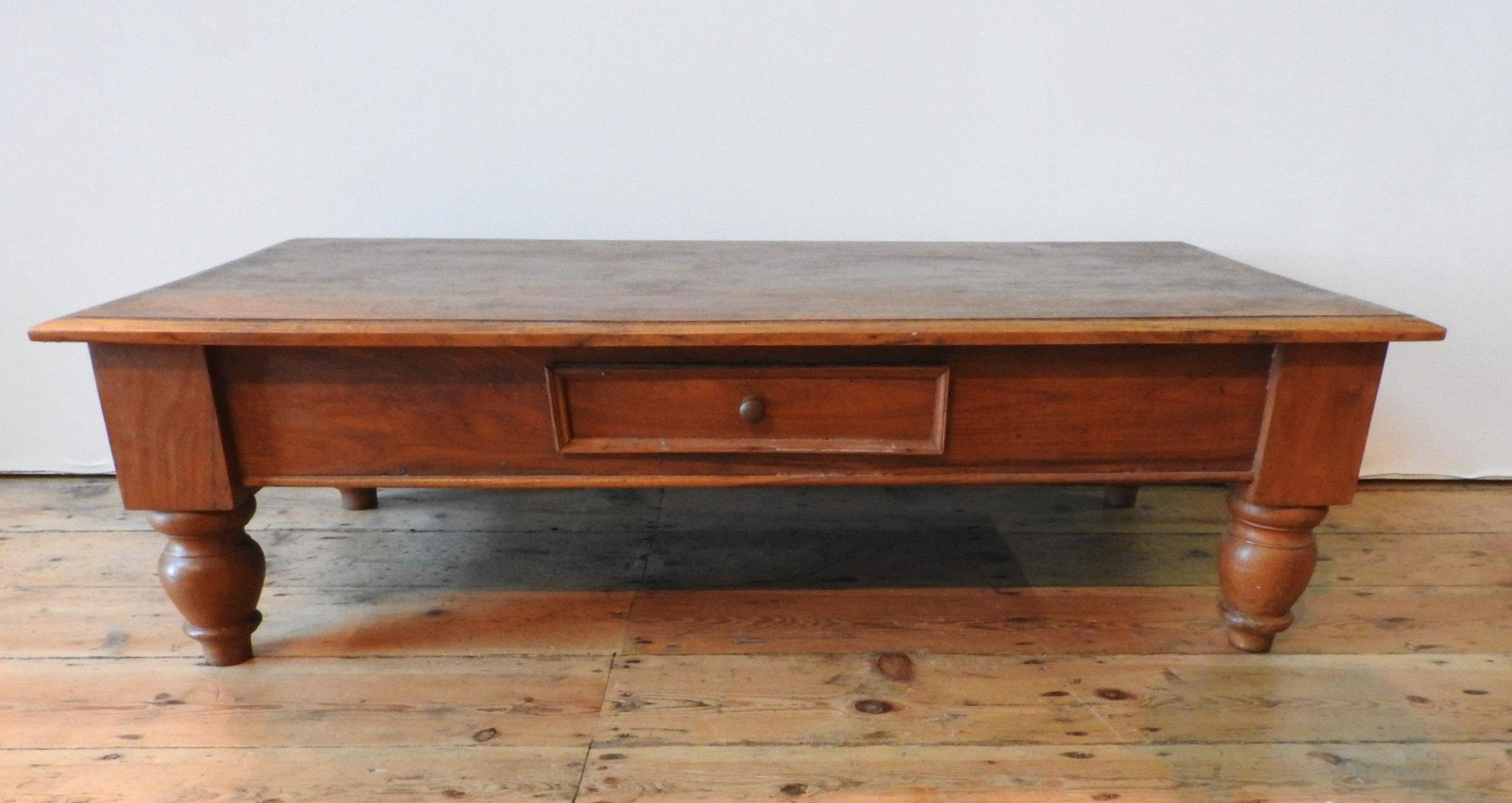 A HARDWOOD COFFEE TABLE ON TURNED FEET WITH TWO DRAWERS, 34  121 x 60 cm - Image 2 of 3