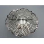 A PARAMOUNT 'ROSEPOINT' SILVER PLATED CAKE STAND, ornate pierced fretwork design on a tapered