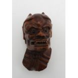 A CARVED WOODEN JAPANESE NOH MASK ORNAMENT, 9.5 cm high