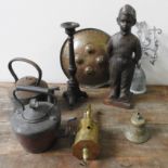 A VINTAGE BRASS BOTTLE JACK, VICTORIAN COPPER KETTLE AND OTHER METAL WARES, including a 'Dutch