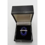 A GOLD RING STAMPED 14K SET WITH LAPIZ LAZULI AND DIAMONDS