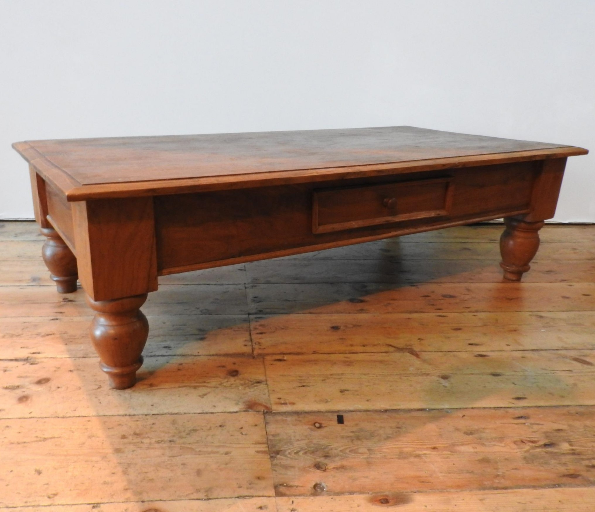 A HARDWOOD COFFEE TABLE ON TURNED FEET WITH TWO DRAWERS, 34  121 x 60 cm - Image 3 of 3