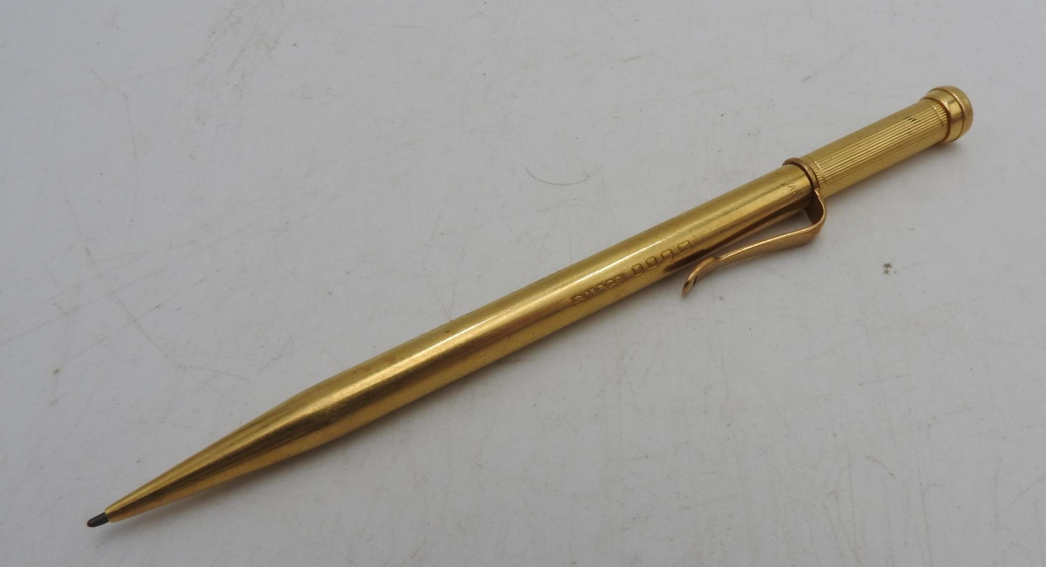 AN 18CT GOLD PROPELLING PENCIL WITH 9CT GOLD CLIP