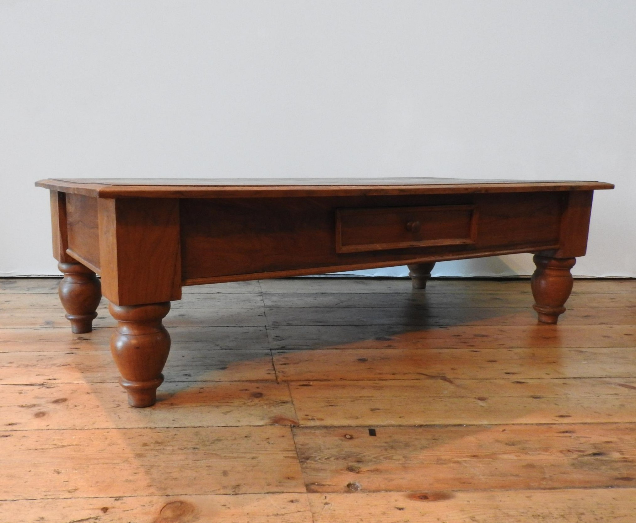 A HARDWOOD COFFEE TABLE ON TURNED FEET WITH TWO DRAWERS, 34  121 x 60 cm