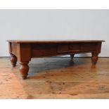 A HARDWOOD COFFEE TABLE ON TURNED FEET WITH TWO DRAWERS, 34  121 x 60 cm