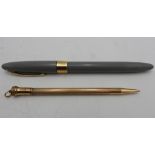 A VINTAGE SHAEFFER'S FOUNTAIN PEN WITH 14k NIB AND A ROLLED GOLD PROPELLING PENCIL