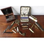 A MAHOGANY BOXED PRINTING SET, FIVE CORKSCREWS, SEVEN POCKET KNIVES AND A VINTAGE TAPE MEASURE, also