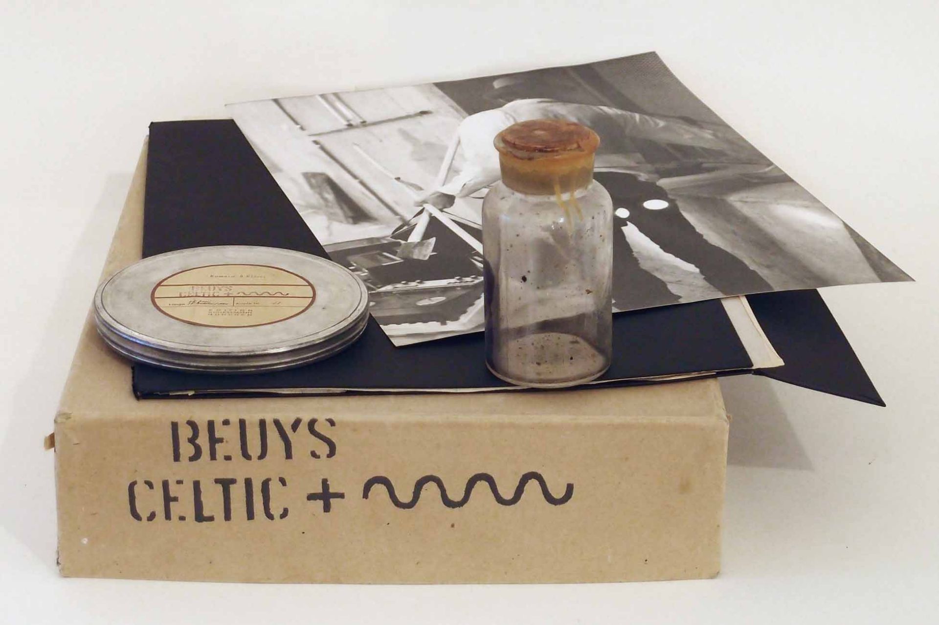 Joseph Beuys Krefeld 1921 - 1986 Düsseldorf Celtic +. Super-8 Film, 10 Photographien und eine mit