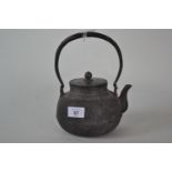 Japanes Meiji period inlaid cast iron glue kettle with cloisonne lid, 22cm high