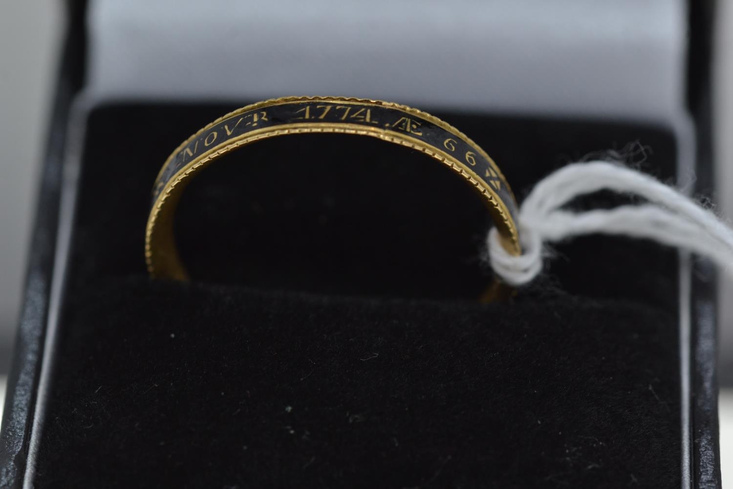 George III enamel memorial band ring, inscribed 'Thos Sargent DI 27 NOVR 1774 Æ 66', size X  - Image 2 of 5