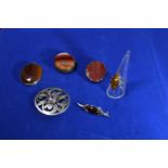 Various agate brooches, amber ring and brooch (size P/Q) etc.