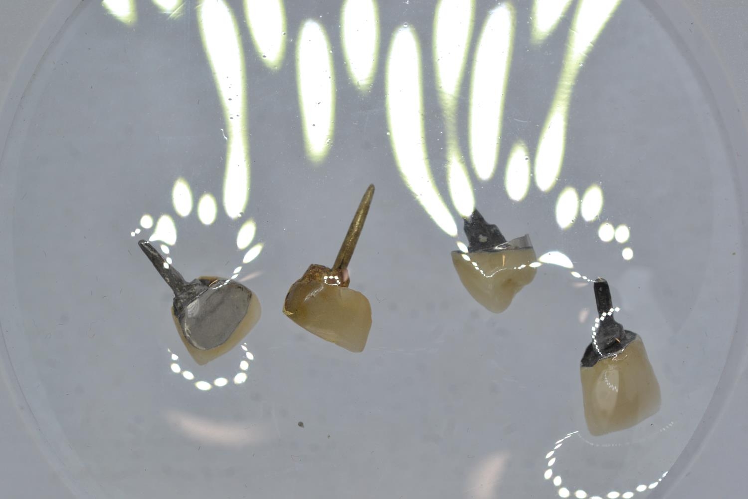 Four gold & teeth crowns, including three white gold & one yellow gold, gross weight 6.07 grams 