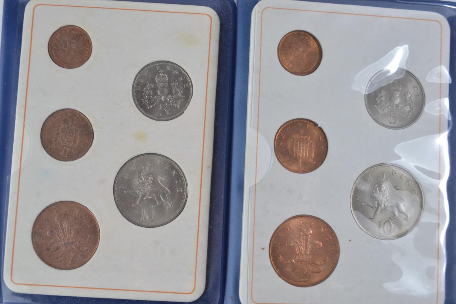 Slide box containing mostly British coins, including half crowns and commemorative  - Image 7 of 7