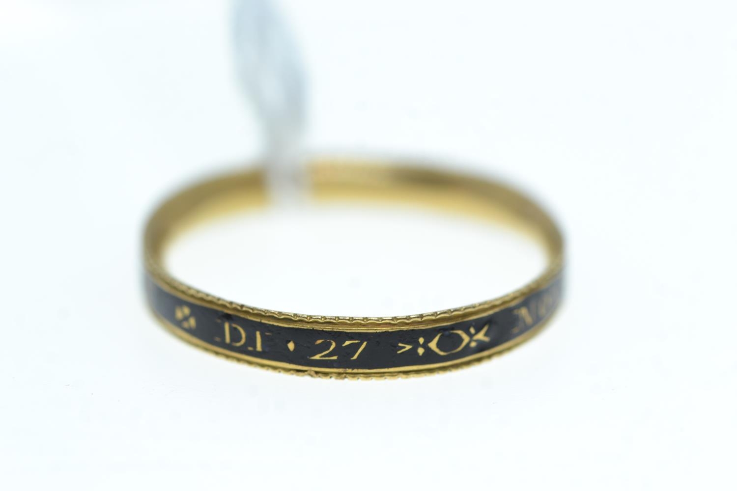 George III enamel memorial band ring, inscribed 'Thos Sargent DI 27 NOVR 1774 Æ 66', size X  - Image 3 of 5