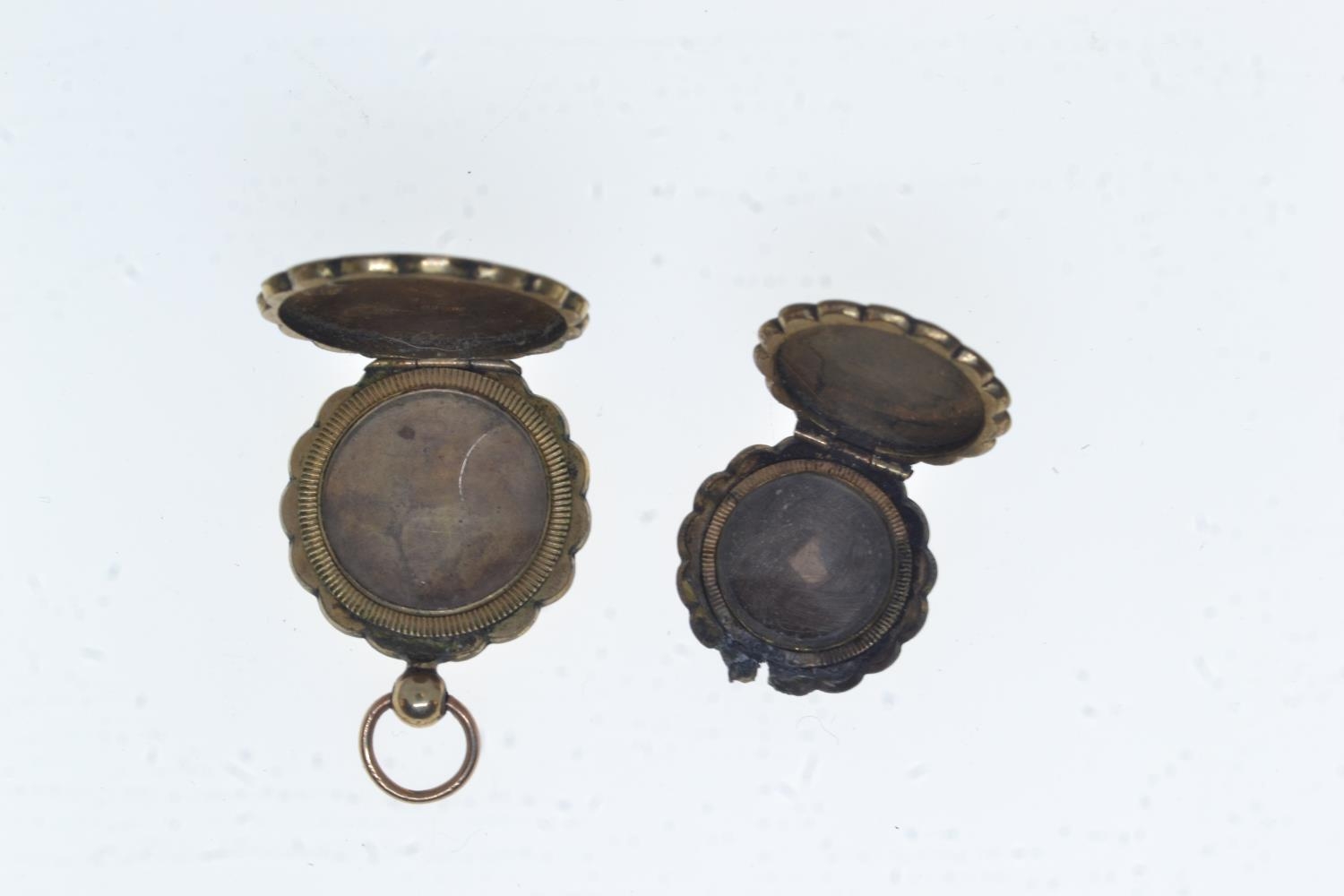9ct gold brooch, two yellow metal lockets testing positive for 9ct gold (AF) & five other gilt metal - Image 2 of 2