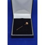 9ct gold &amp; pearl stick pin, 0.84 gram