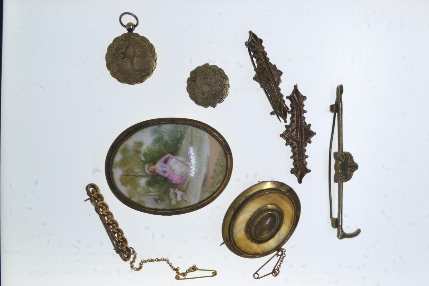 9ct gold brooch, two yellow metal lockets testing positive for 9ct gold (AF) & five other gilt metal