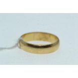 9ct gold band ring, size W, 5.31 grams