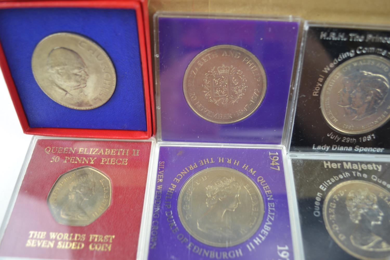 A collection of British coins, including commemorative crowns etc  - Image 4 of 5