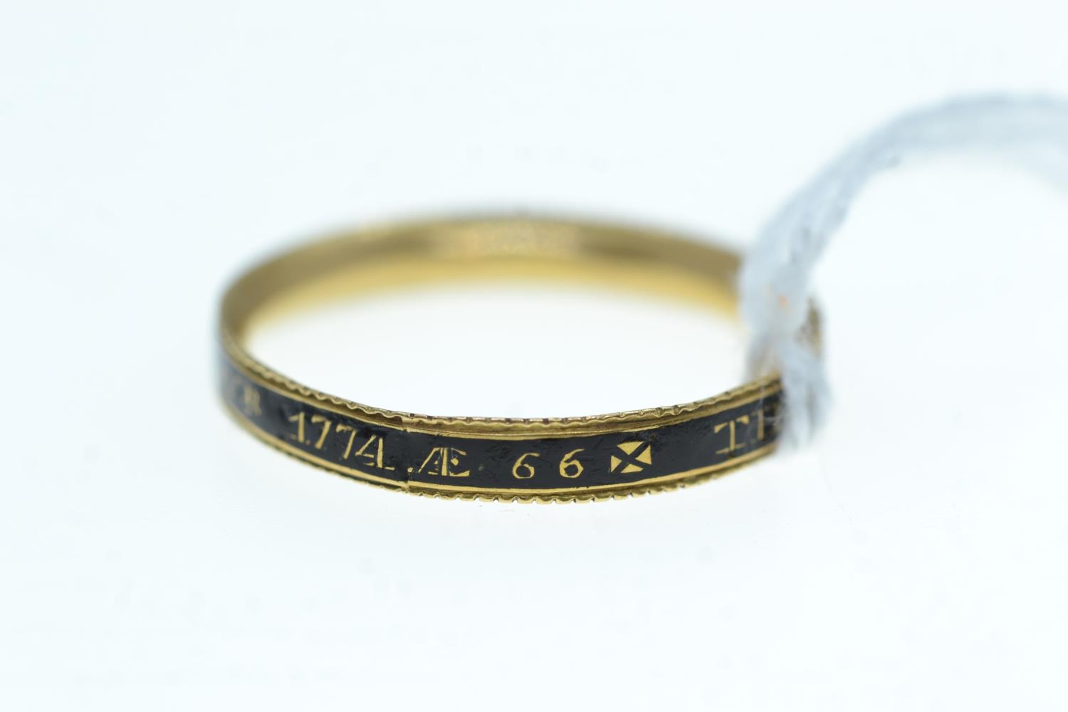 George III enamel memorial band ring, inscribed 'Thos Sargent DI 27 NOVR 1774 Æ 66', size X  - Image 5 of 5