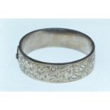 Silver hinged bangle, HM Birmingham 1945, 28.67 grams