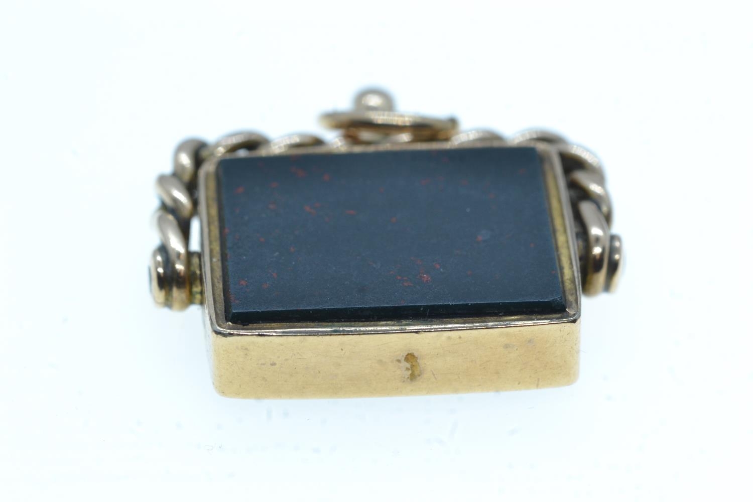 9ct gold, bloodstone & carnelian swivel fob, length including bale 33mm, together with a yellow meta - Image 4 of 10