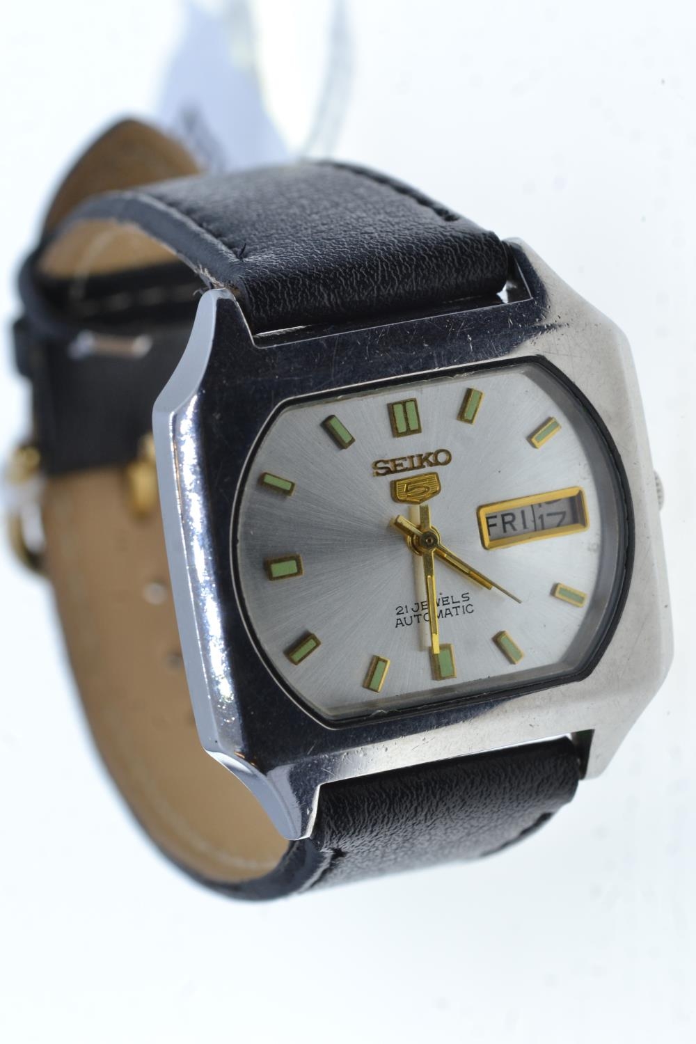 Seiko 5 stainless steel square-shaped automatic watch with day date aperture, 21 jewels, case width  - Image 5 of 5