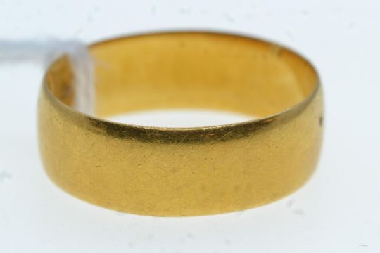 22ct gold band ring, size Q, 4.45 grams  - Image 1 of 4