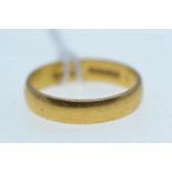 22ct gold band ring, size M, 3.65 grams