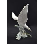 Large Lladro dove, ornament on stand D21E